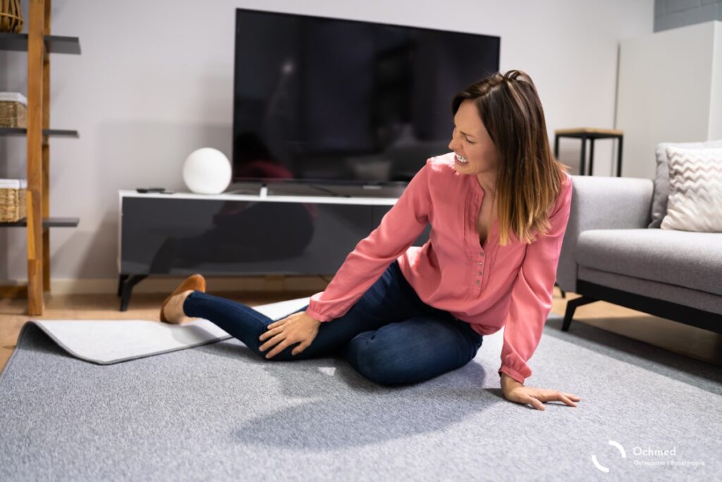 Kobieta na podłodze - potknięcie na wykładzinie. Zaburzenia czucia głębokiego — jak wpływają na codzienne życie