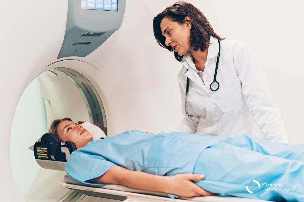 Pacjentka i lekarka przed badaniem MRI - bóle mimo dobrych wyników badań - metody diagnozowania