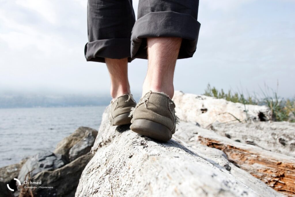 Mężczyzna idzie po skalnej krawędzi. Problemy z równowagą - to nie tylko błędnik