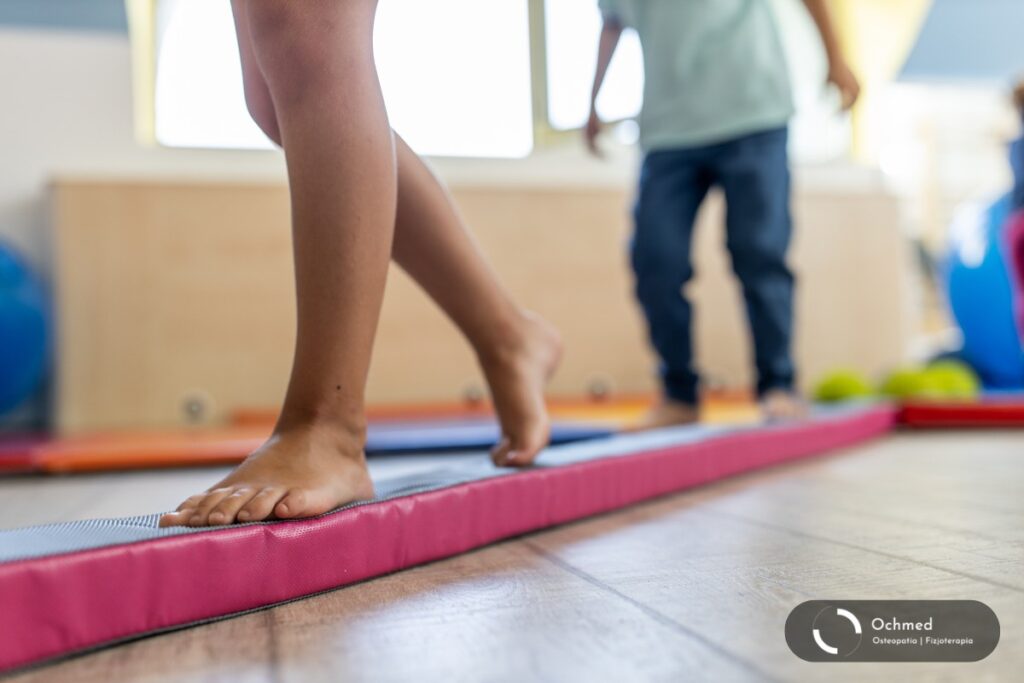 Chodzenie po wąskiej powierzchni. Rehabilitacja przedsionkowa na zaburzenia równowagi