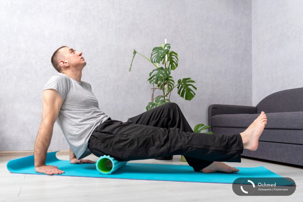 Mężczyzna rolujący mięśnie pośladkowe - ITBS przyczyny