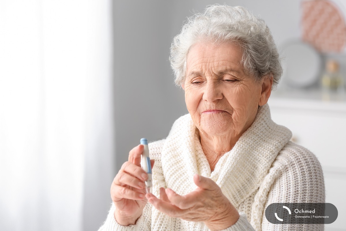 Starsza kobieta robi test glukometrem. Cukrzyca a zdrowie stóp - neuropatia cukrzycowa