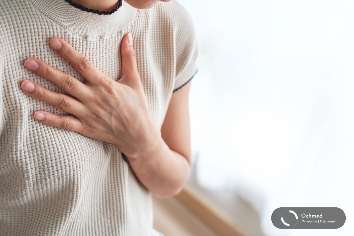 Mężczyzna trzyma dłoń na klatce piersiowej. Ból klatki piersiowej - stres i inne przyczyny